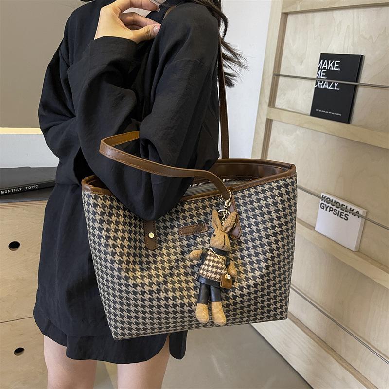 Premium Sense Retro Big Bag Women's 2025 New Fashion Commuter Armpit Bag Autumn Popular Thousand Bird Getote Bag