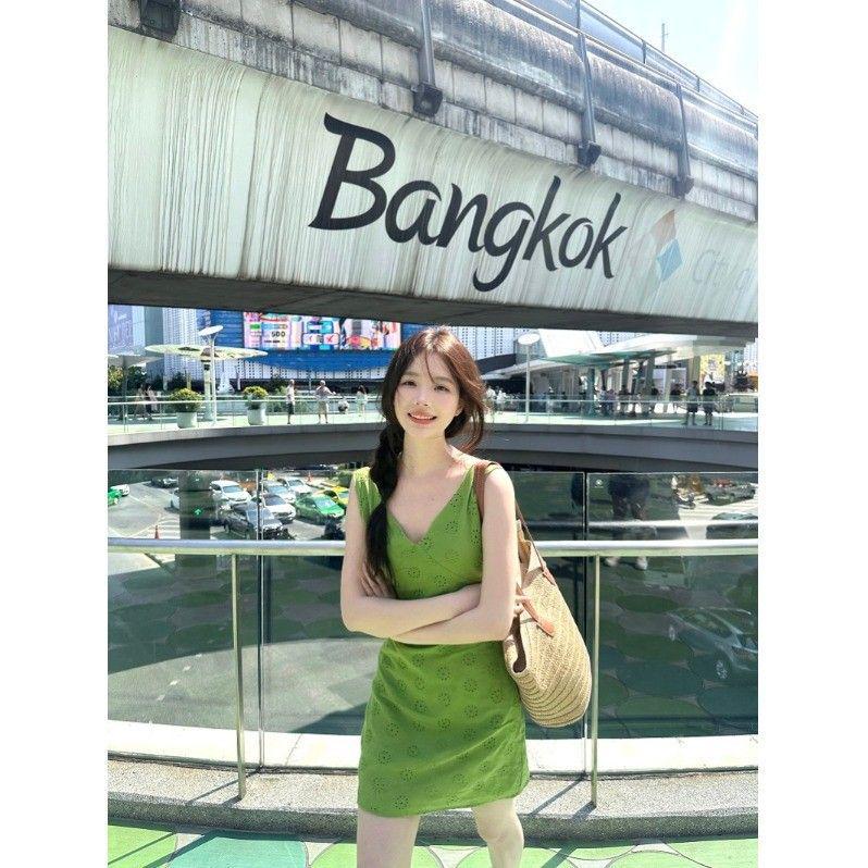 Women's French Retro Green Sleeveless V-neck Dress for Summer 2026 - Waist-Cinching, Slim-Fit Camisole Design