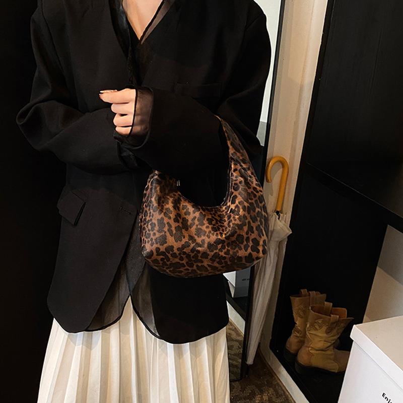 Women PU Leopard Fashion Shoulder Bag Large Capacity Circular Underarm Bag Zipper Closure Fashion Carrying Bag Chic Hobo Bag KTB