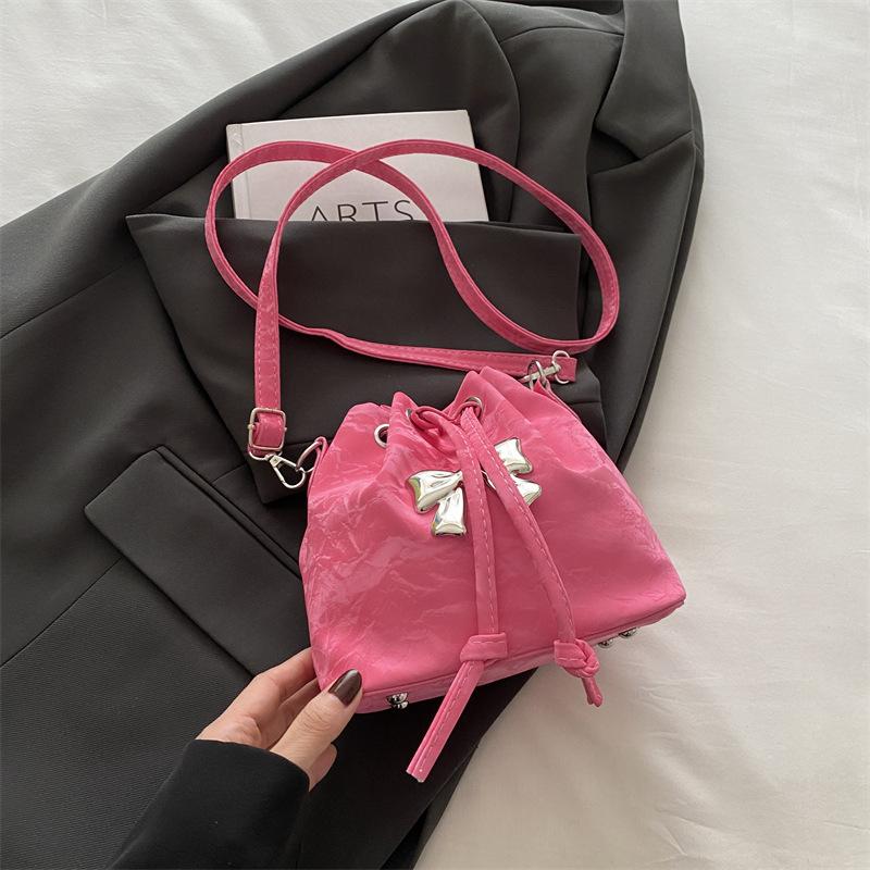 Winter Foreign Style Niche Design Bag Women's 2025 New Fashion Casual Messenger Bag Personalized Shoulder Bucket Bag