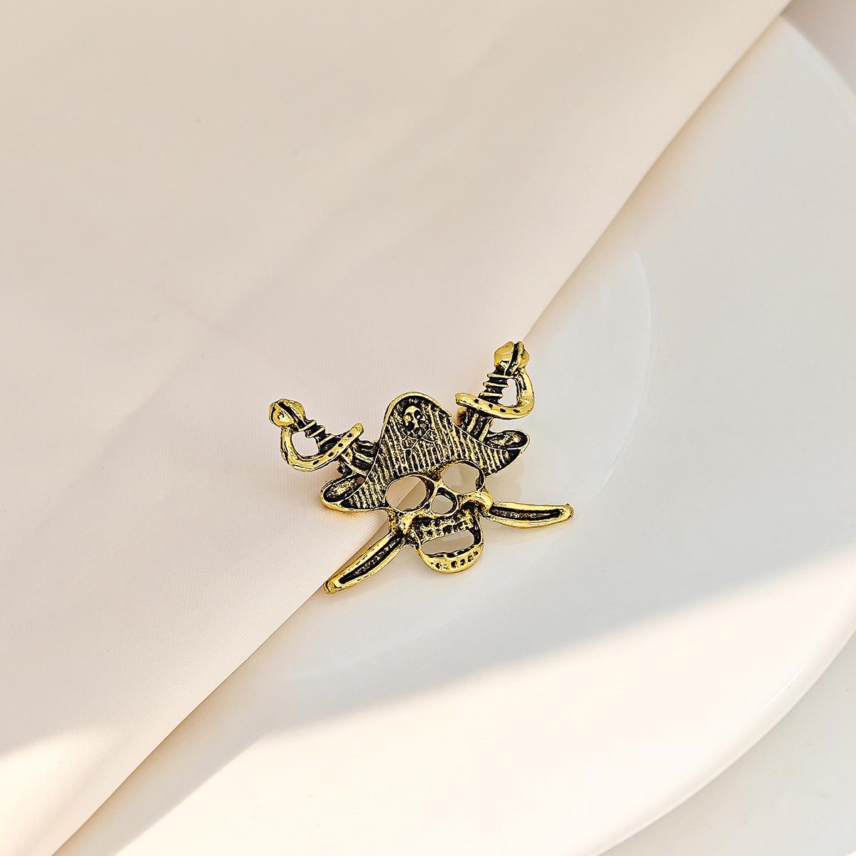 

European-American Creative Skull Brooch: Punk Pirate Distressed Accessory Pin