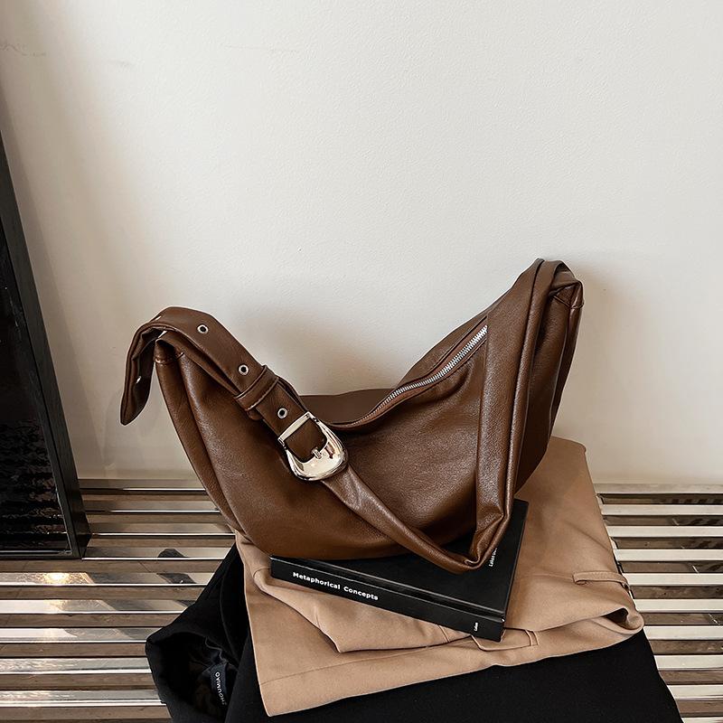 

Модный и ленивый досуговый темперамент 2025 осень и зима женская новая ins текстура простая на плечо кроссбоди сумка-пельмень темно-коричневого