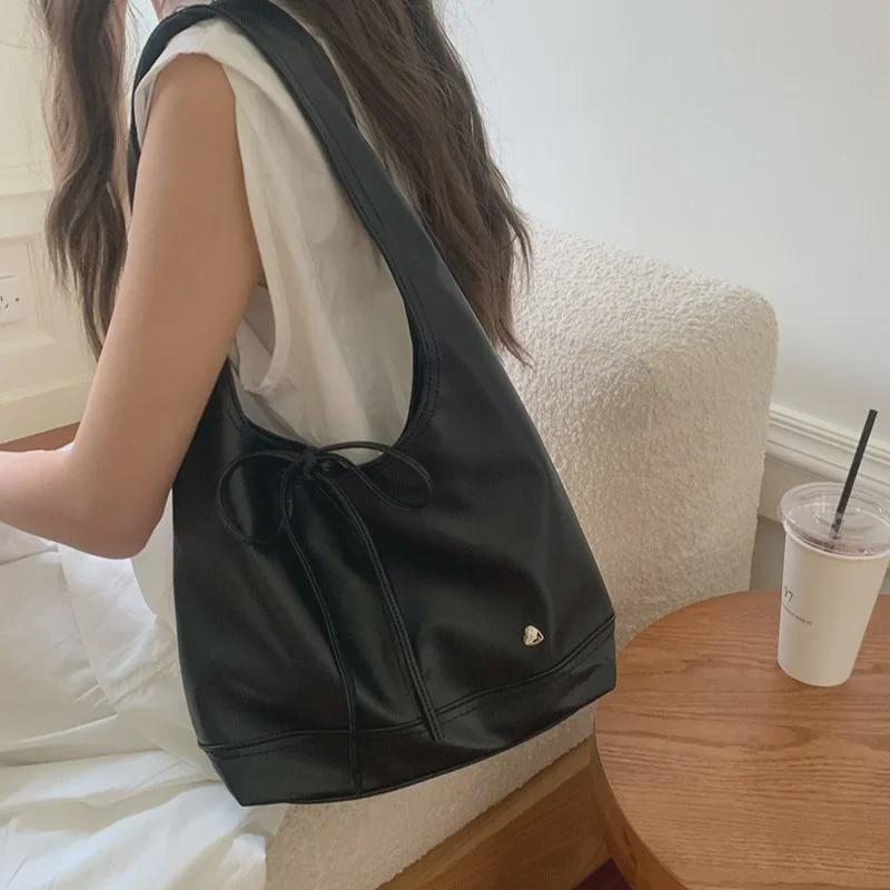 2025 Korean Niche Vielseitige Pendlertasche für Damen: Großes Fassungsvermögen, lässig mit französischem Bogen-Schulterdesign
