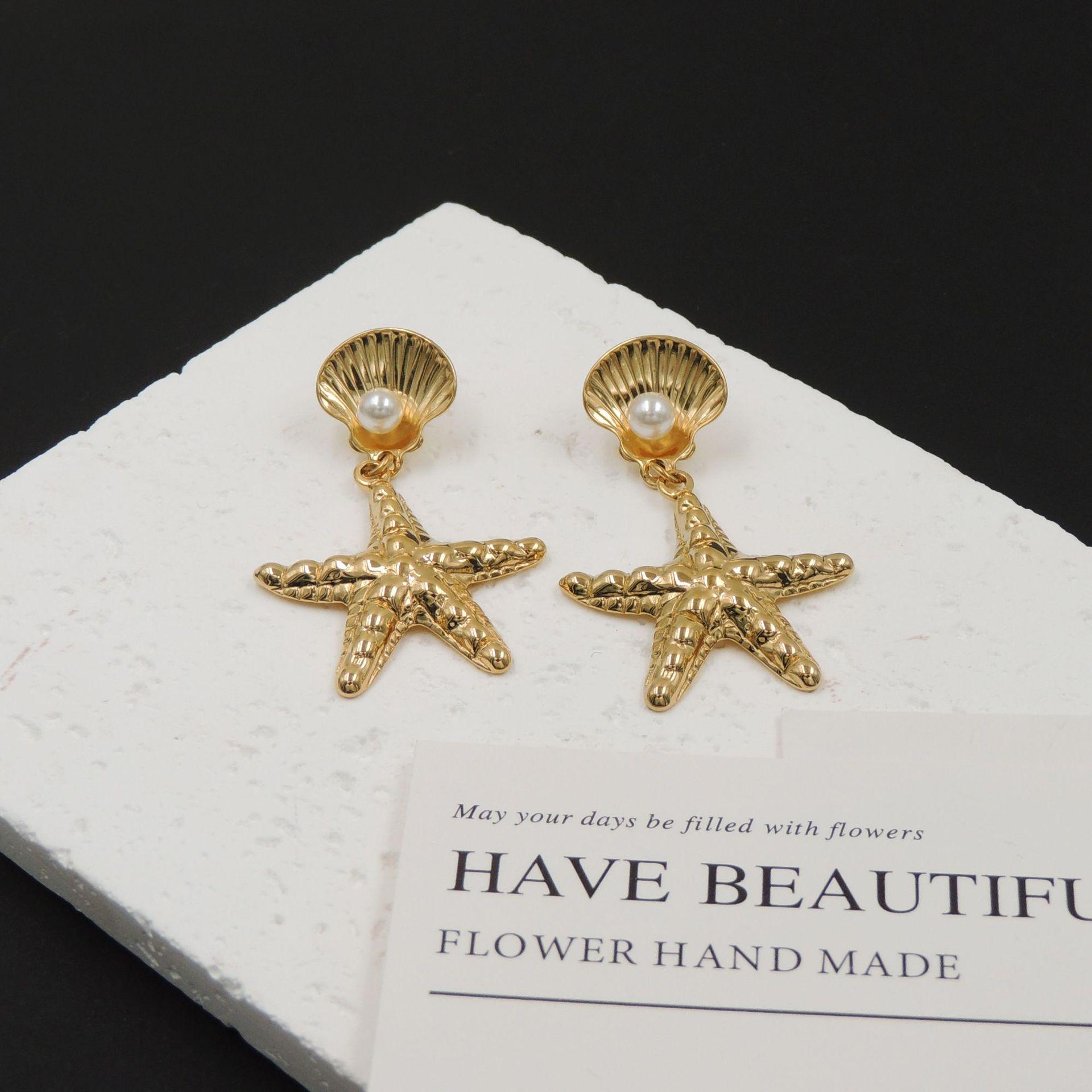 Gold Shell & Pearl Starfish Stud Earrings: Elegant Holiday Style for Women золотой