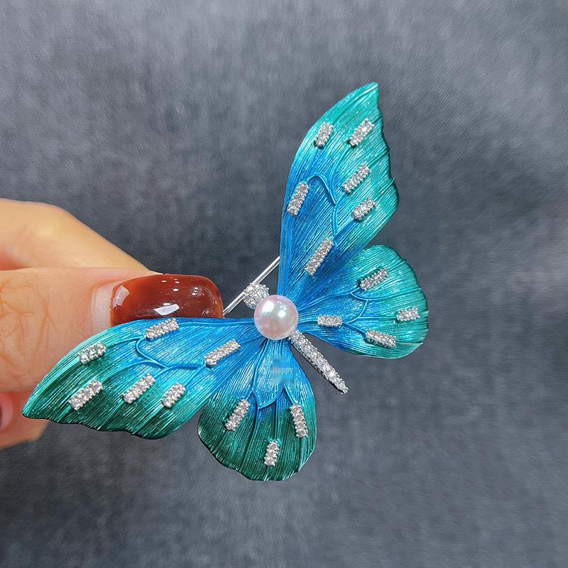 

Ретро-брошь-бабочка с градиентной эмалью, с деталями из циркона и жемчуга