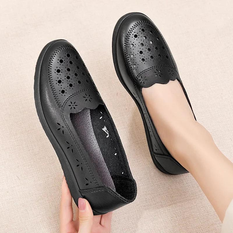 Hollow Soft Sole Mom's Shoes Sandals Summer Comfort Flat Sole Women's Shoes Hole Leather Shoes Middle and Old Age Shoes 2024