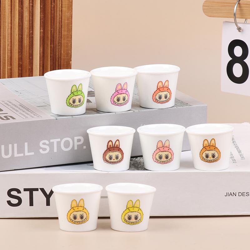 

2 шт. Миниатюрные аксессуары для кукольного домика, мини-смола, мультяшная чашка, имитация мебели, модель игрушек для украшения кукольного домика