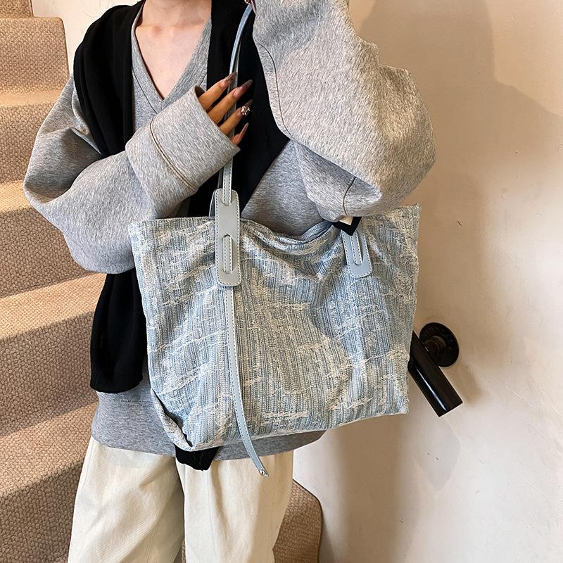 

Джинсовая сумка женская большой вместимости 2025 лето новая универсальная сумка через плечо премиальная текстура сумка-тоут для поездок 47*16*30 светло-синий