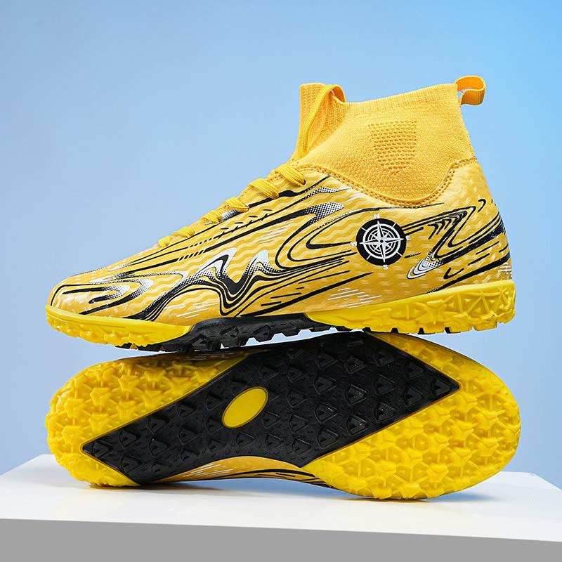 Fußballschuhe große Größe, lange Nägel, abgebrochene Nägel, Jungen und Mädchen, junge Schüler, professionelles Wettkampftraining, Sportschuhe