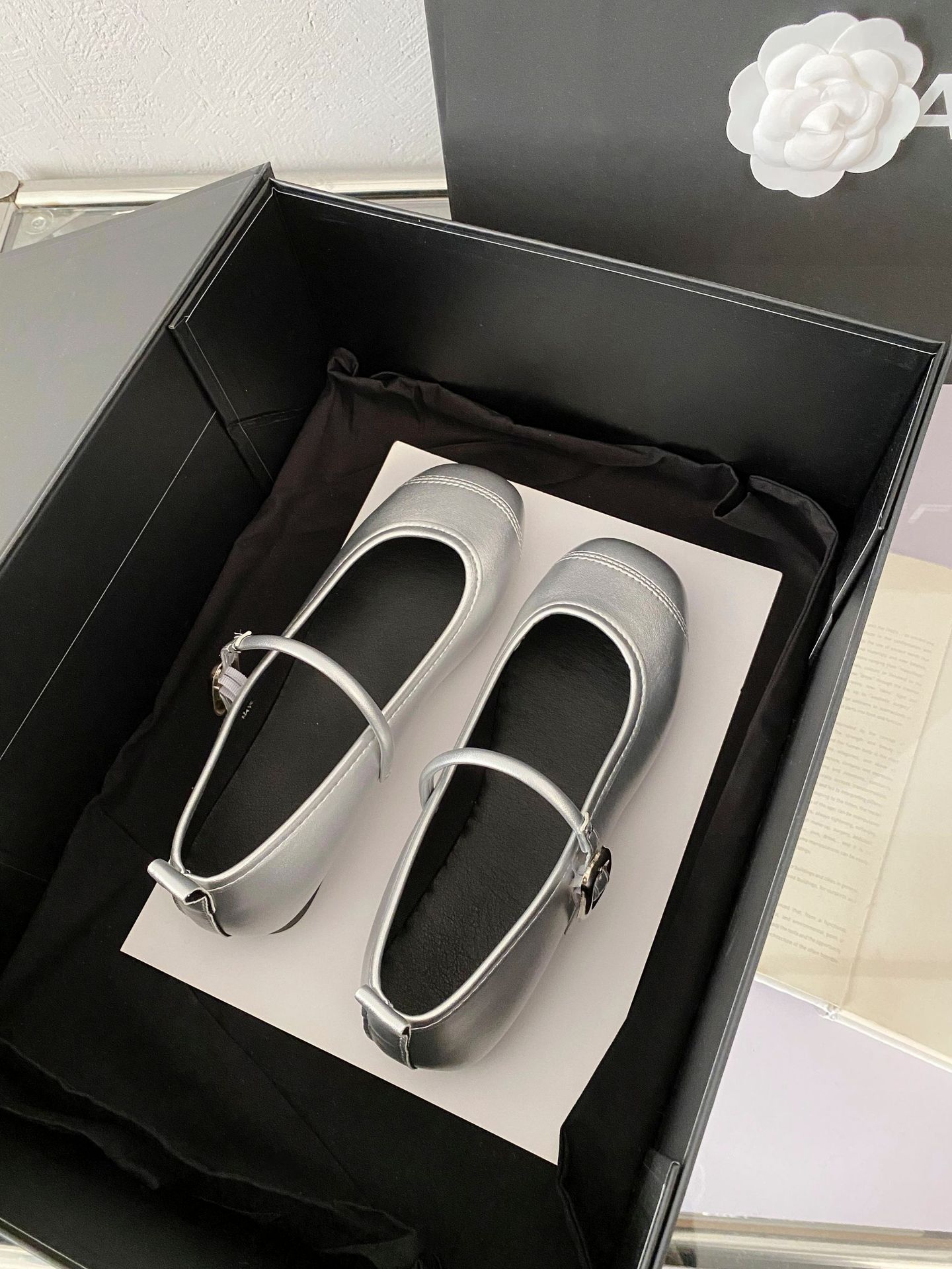 

2025 spring new flat-soled single shoes women s round head light mouth one-word buckle Mary Jane shoes silver women s shoes 40 серебряный