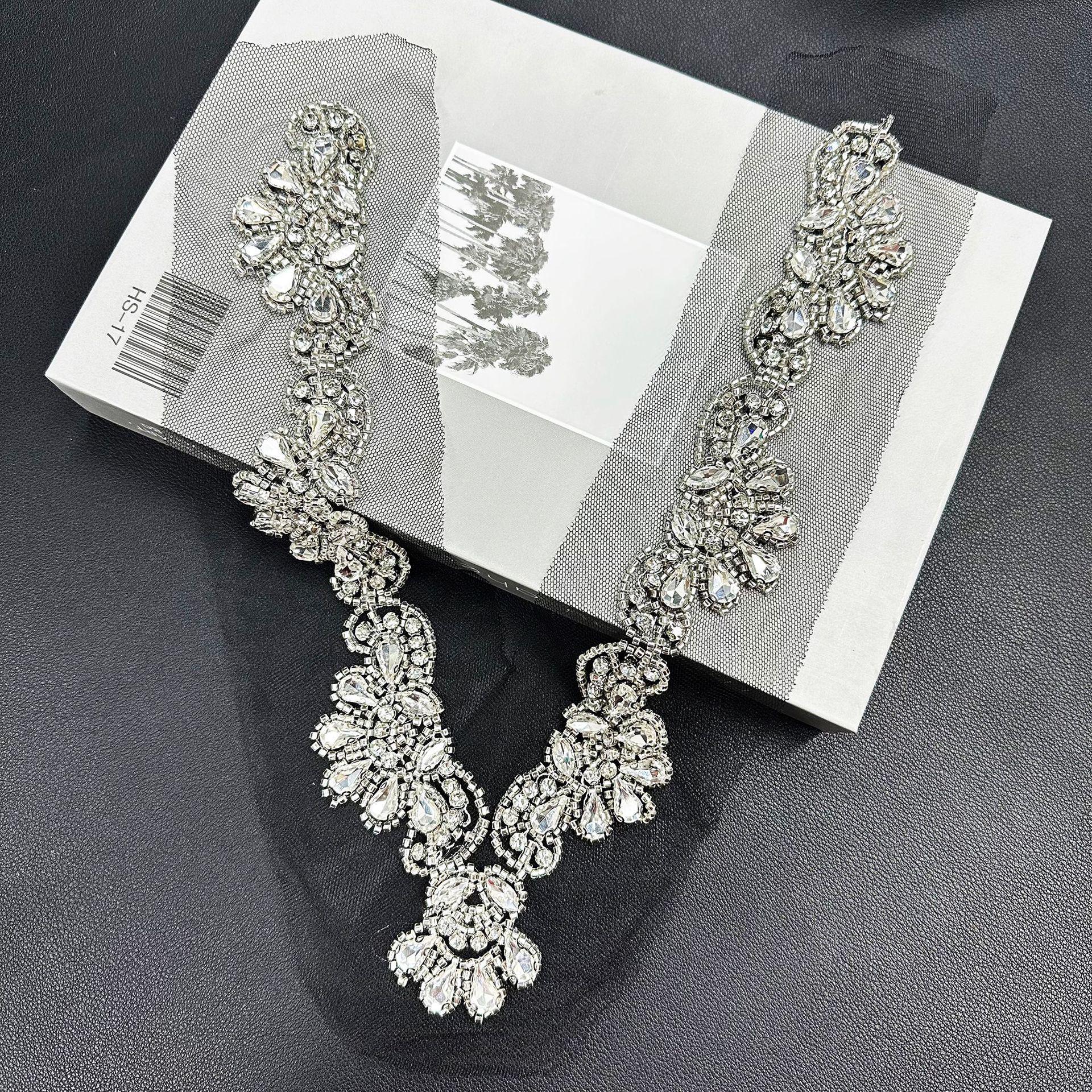 

Светр-сукня з мереживною білизною з квітковим вирізом і бісером