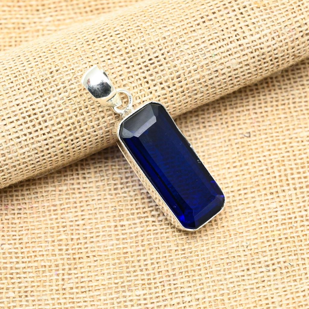 Niebieski szafir, kamień szlachetny, laboratoryjnie tworzony, ręcznie robiony wisiorek ze srebra próby 925