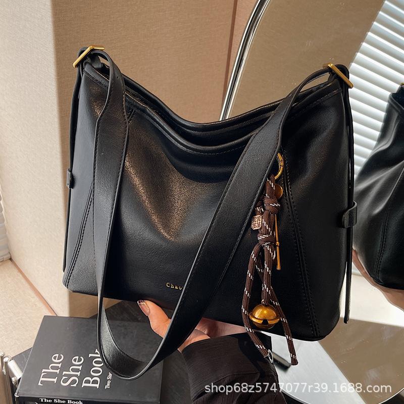 Large-capacity bag women's autumn and winter versatile 2025 new simple shoulder messenger bag premium texture commuter bucket bag