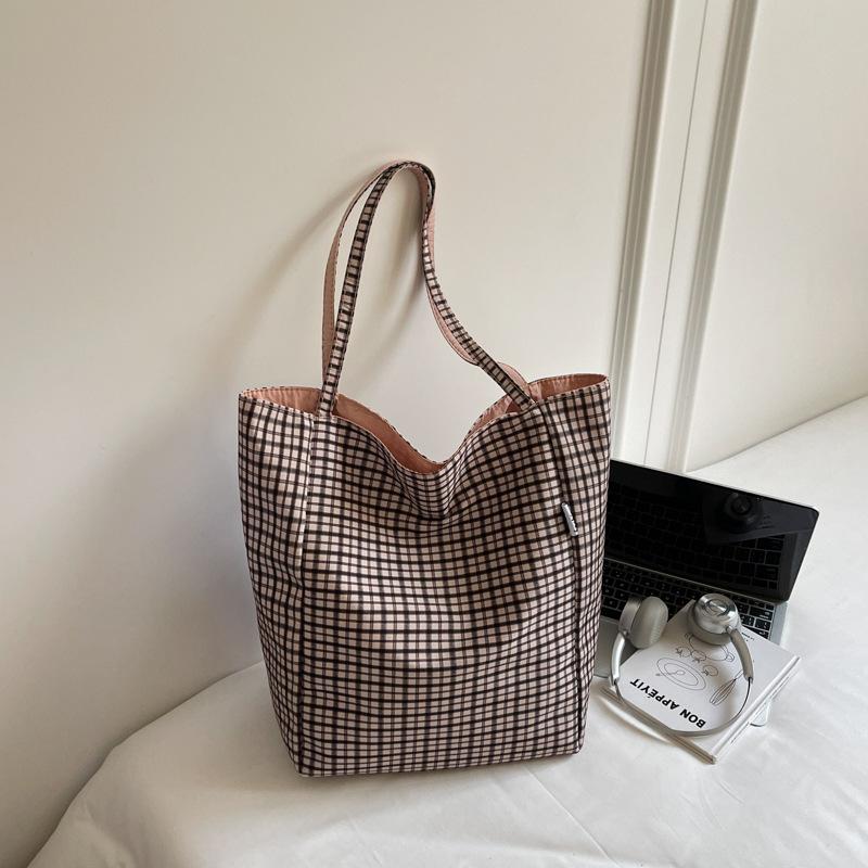 

Korean small lattice double-sided back light and large-capacity canvas tote bag slack literary shopping bag nylon cloth bag темно-коричневого