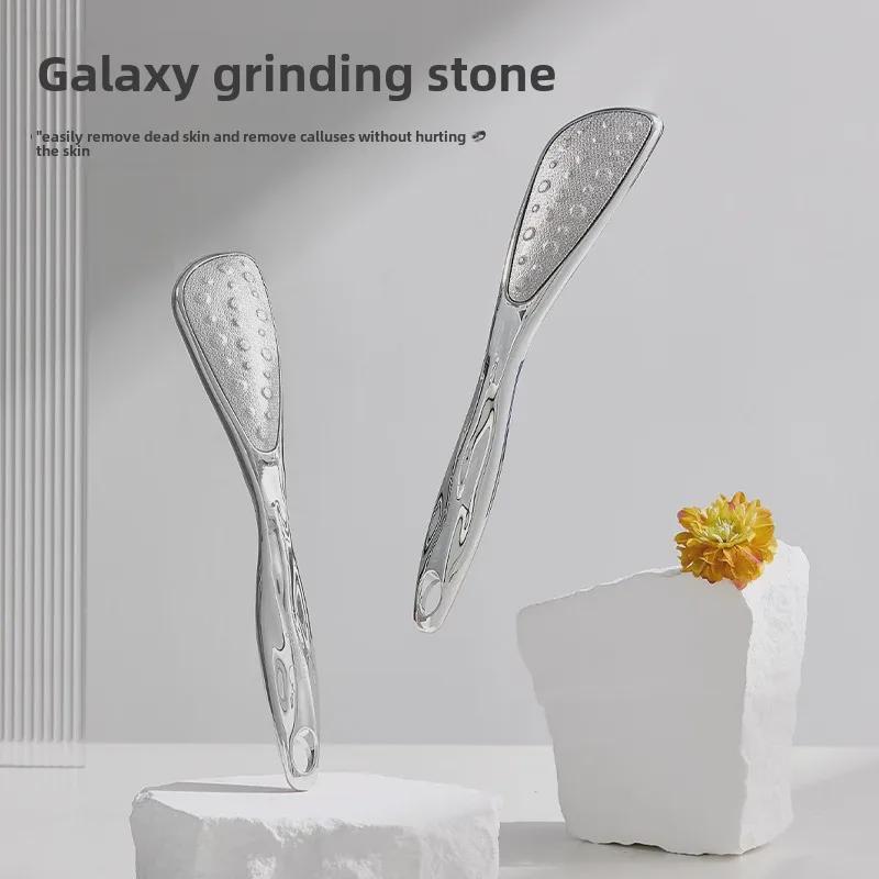 Galvanisierter Fußschaber: Entfernt abgestorbene Haut, feilt Fersen und glättet Fußsohlen für eine perfekte Pediküre.