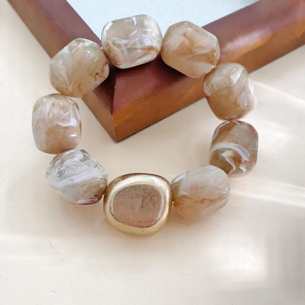 Braccialetto in perline acriliche irregolari dal design di nicchia, adatto all'uso quotidiano da parte delle donne