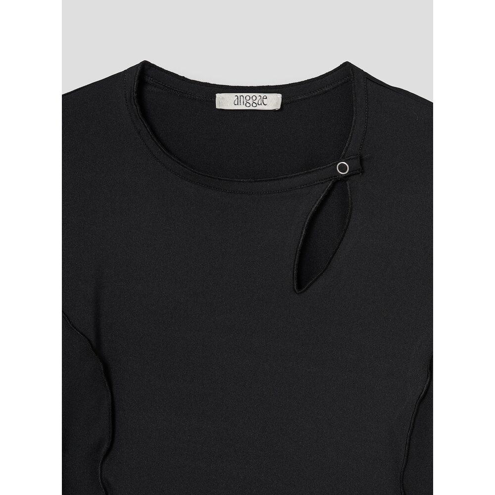 Anggae Snapped Triangle Neck T-Shirt Black