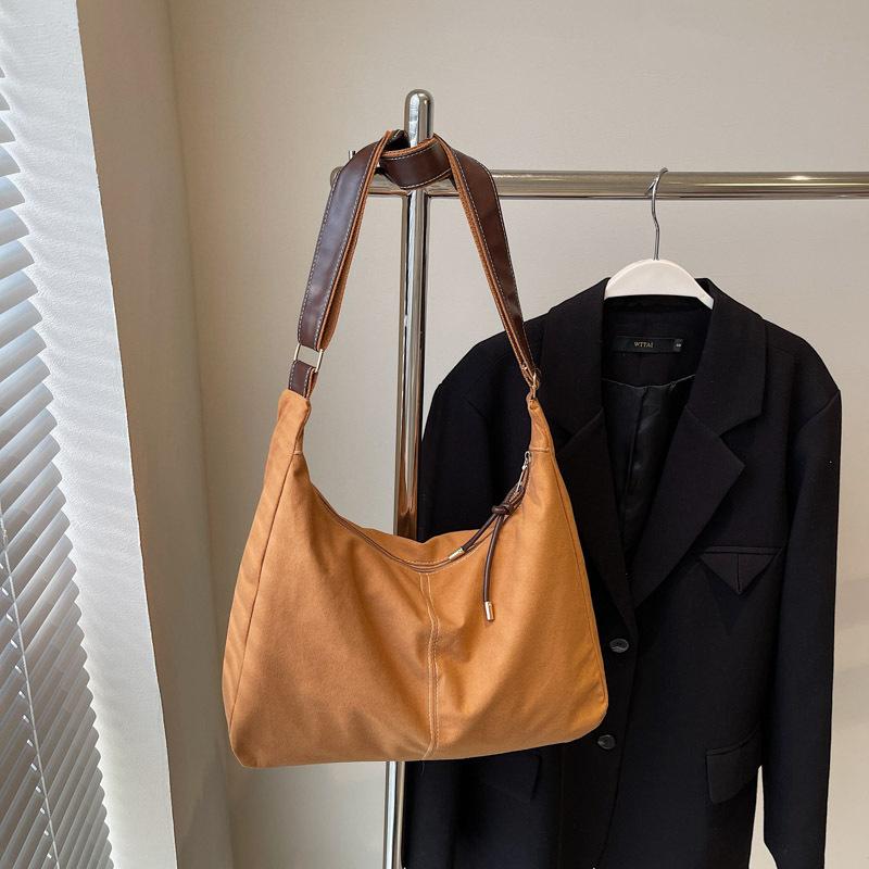 Large capacity retro bag women's 2025 winter new trendy niche design shoulder bag casual tote messenger bag