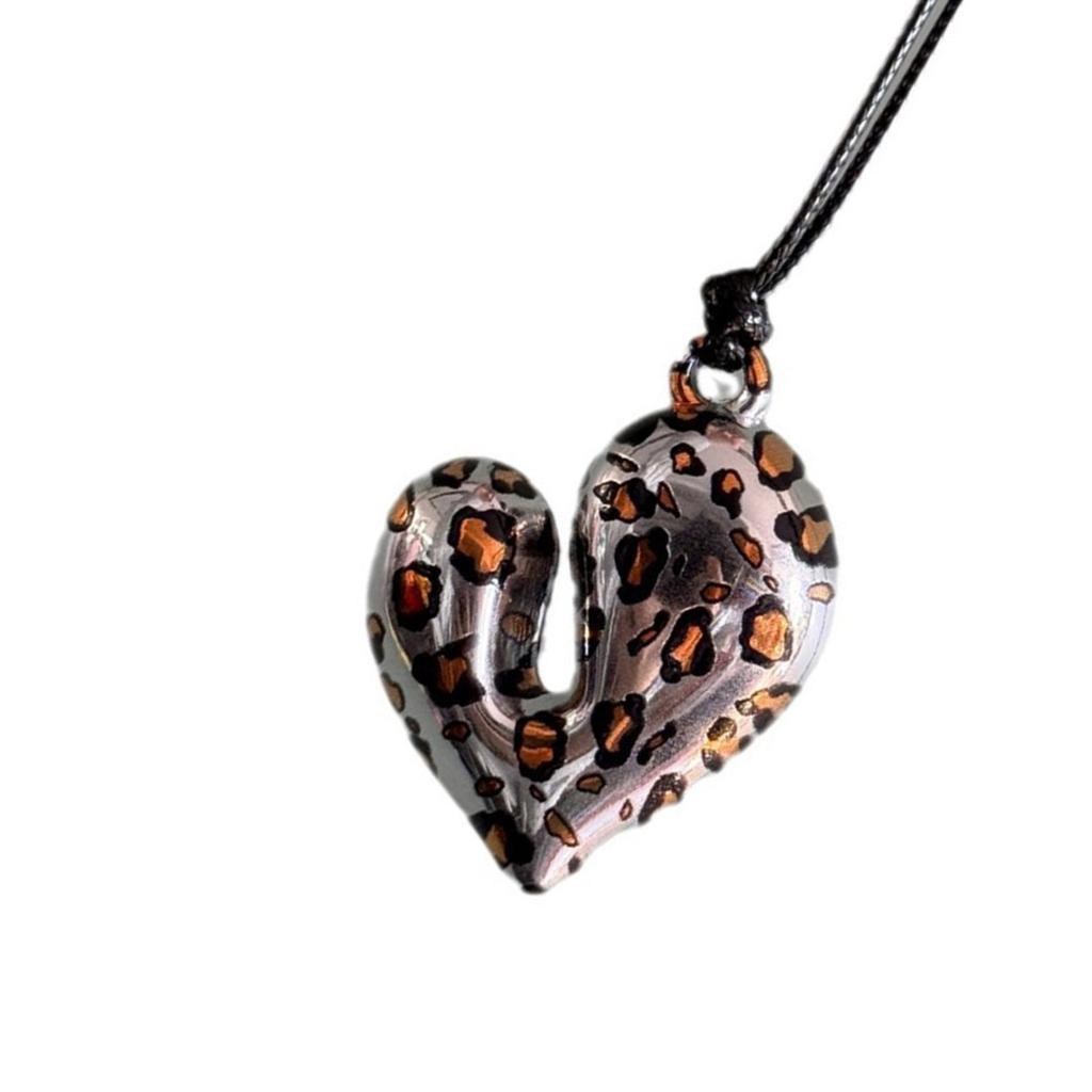 Modische silberfarbene Halskette mit Anhänger im Tierdruck und goldenem Liebesherz-Charm-Accessoire für trendige Frauen und Männer