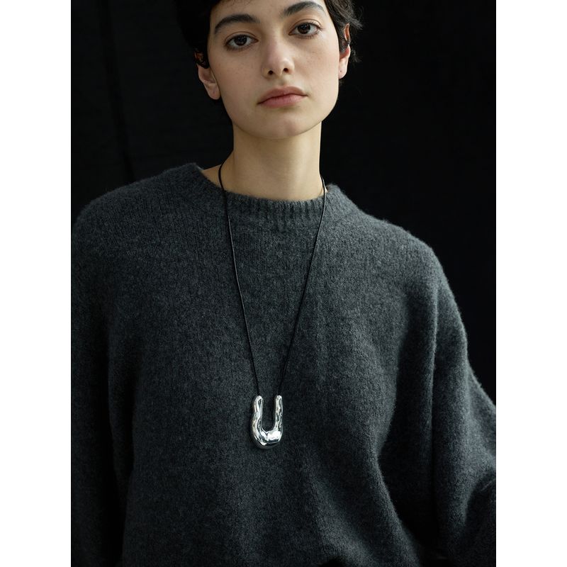 

Niche Style U-Shaped Black Leather Rope Vachette Clasp Metal Pendant Main Picture (High Quality)