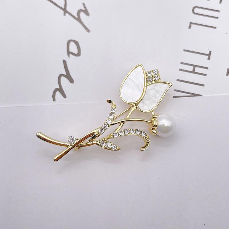 Tulip Pearl Corsage Brooch - Elegant Women's Fashion Pin for Versatile Suit or Coat Accessories.