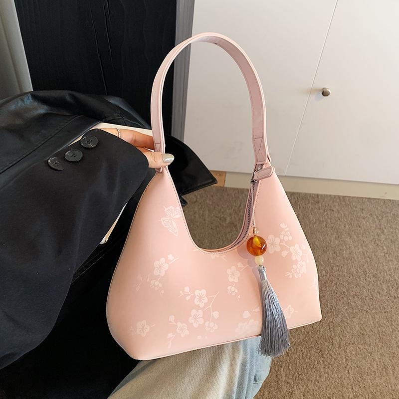 

Мягкая ткань черного цвета, таинственная, величественная атмосфера, подходит для самых разных подруг, роскошные и великолепные сумки