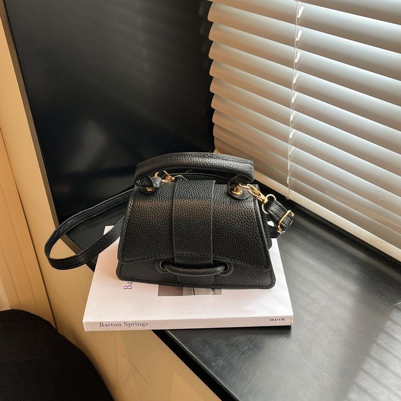A Niche Handbag with Versatile Style - A Mini Crossbody Bag for Single Use