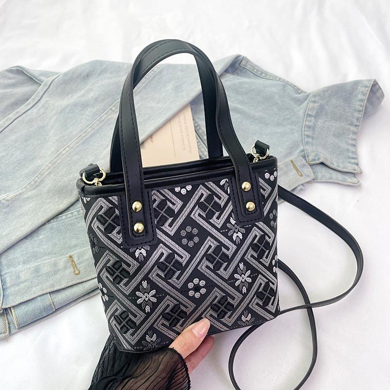 

Water Bucket Bag For Women Small Pu Crossbody With Flower Embroidery For Daily Use чорний
