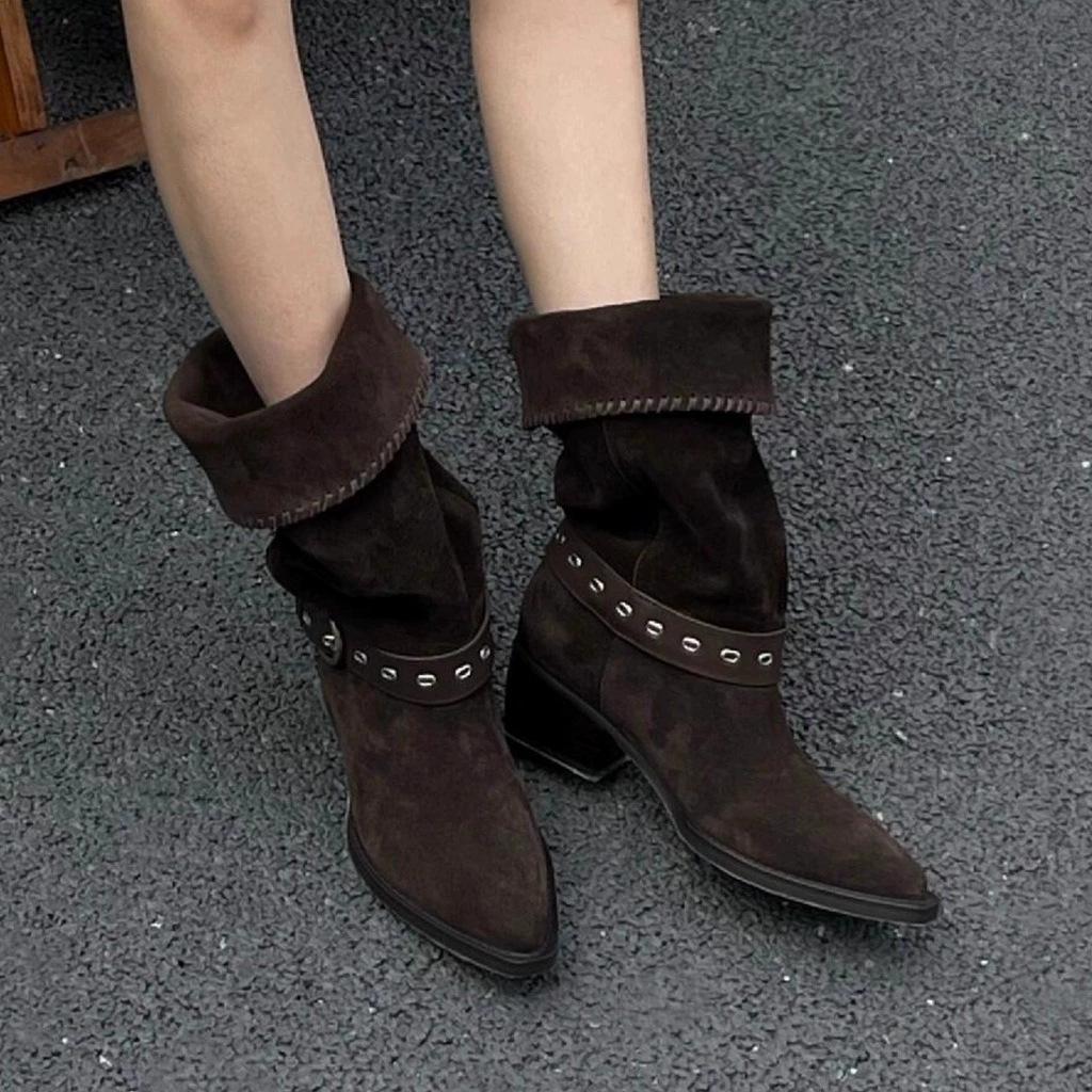 

Версия из овчины~ 2025 новые ретро сапоги-казаки на толстом каблуке, сапоги со средней шириной голенища, замшевые сапоги для верховой езды с острым носком и ремешком с пряжкой 39