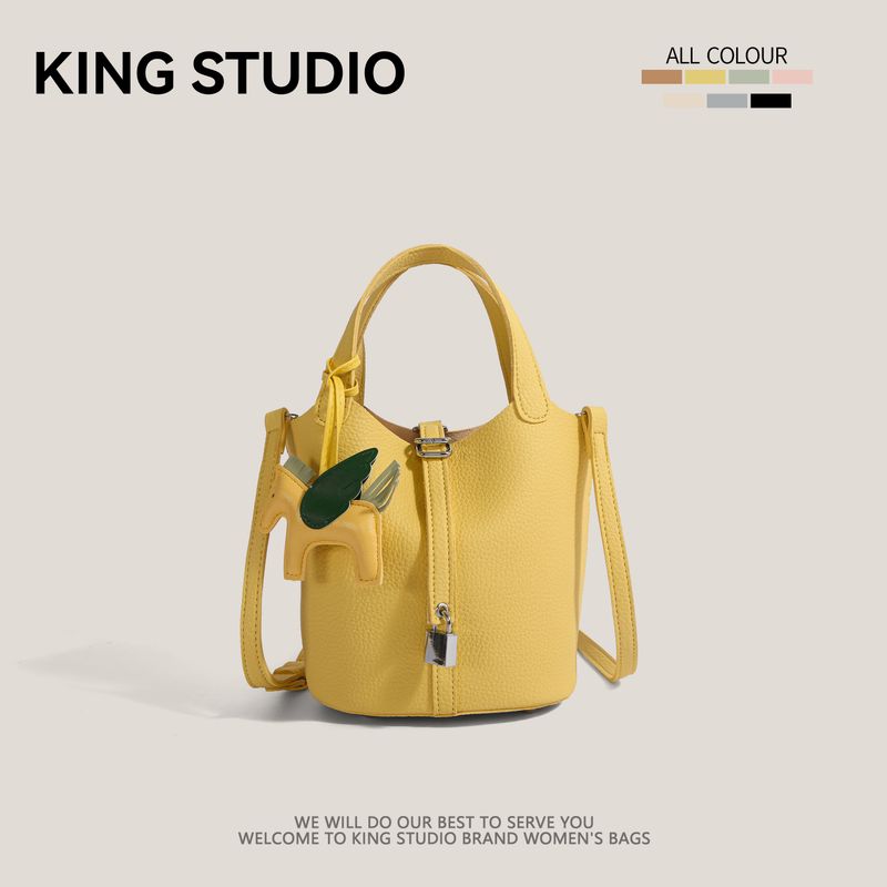 

Summer Portable Vegetable Basket Bag Women 2025 New Fashion South korea Niche Bucket Bag Super Popular Shoulder Messenger Bag Yellow