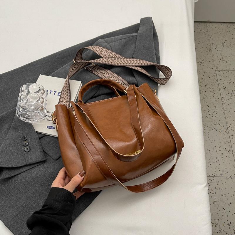 Korean version of fashionable large-capacity handbag women's 2025 new winter leisure commuting shoulder bag foreign style messenger bag