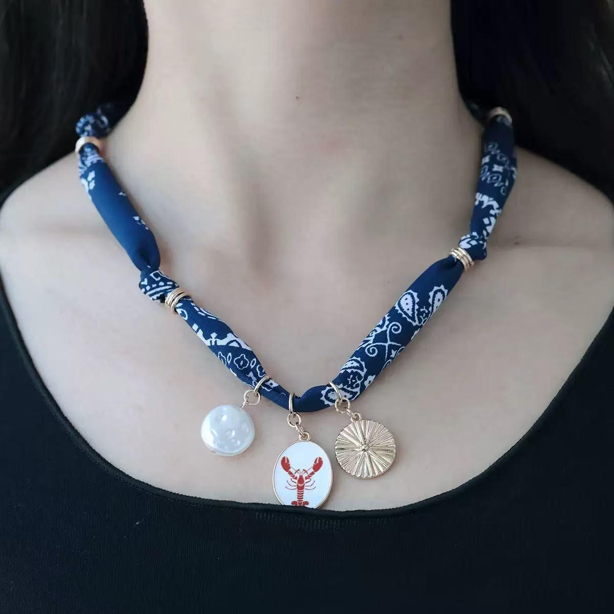 Европейский и американский стиль Дофаминовый цвет Шелковый шарф-ожерелье с рождественским бантом и многоподвеской.