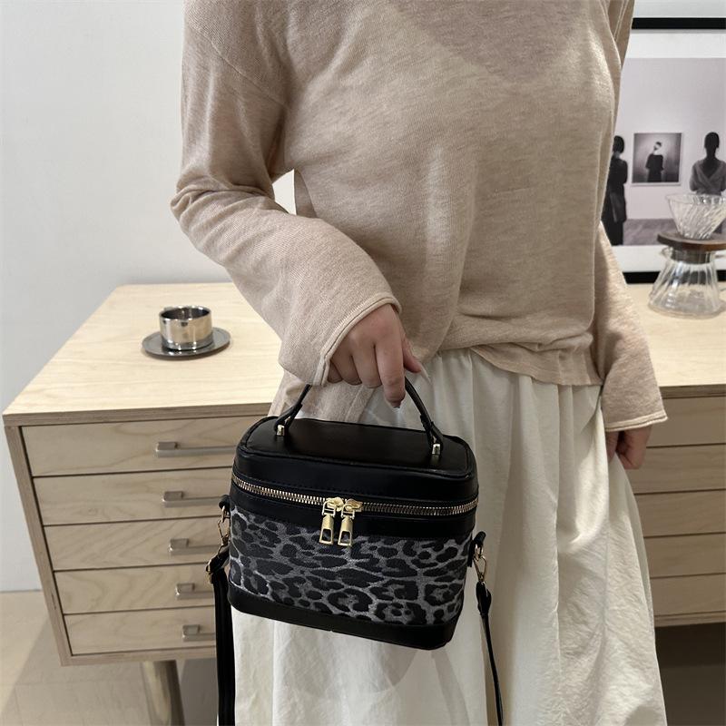 Spring women s bags popular handbags simple fashion small bags one shoulder oblique span box bags contrasting colors niche серый