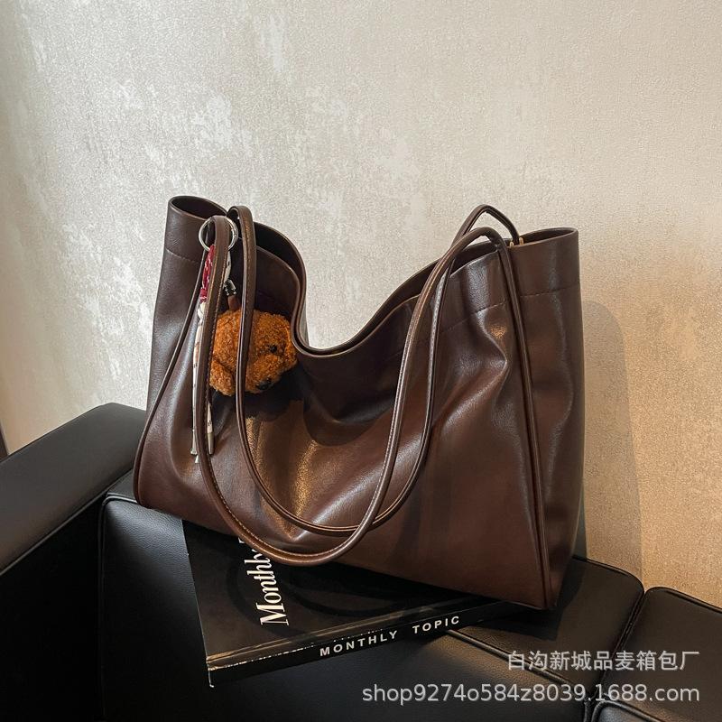 

Autumn and winter bag women s 2025 new portable texture large-capacity tote bag niche design single shoulder armpit bag commuting