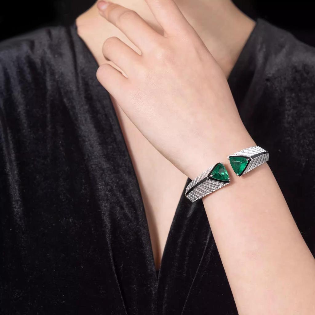 Luxurious Art Deco Women's Emerald Cotton Ring and Colombian Muzo Green Crackle Bracelet