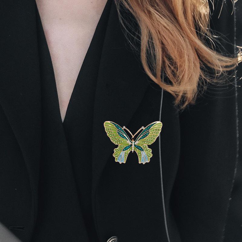 Green Elegant Large Butterfly Alloy Brooch: Versatile Fashion Pin for Coats and Sweaters