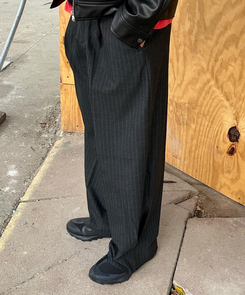 LEIRE Striped Curved Pintuck Slacks [Charcoal]