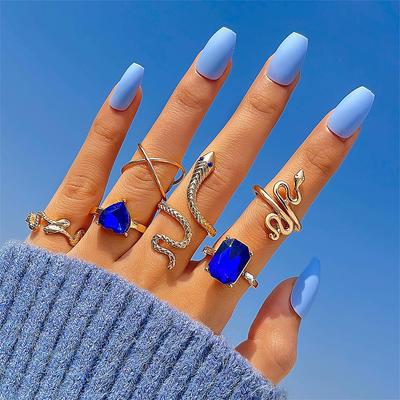 Conjunto de seis anéis de diamante quadrados com incrustações de rubi em forma de cruz e formato de cobra.