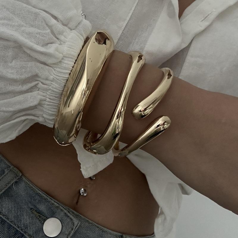 Design Sense Fashion Trend Metal Smooth Surface, Water Drop Hug Bracelet Spring Bracelet