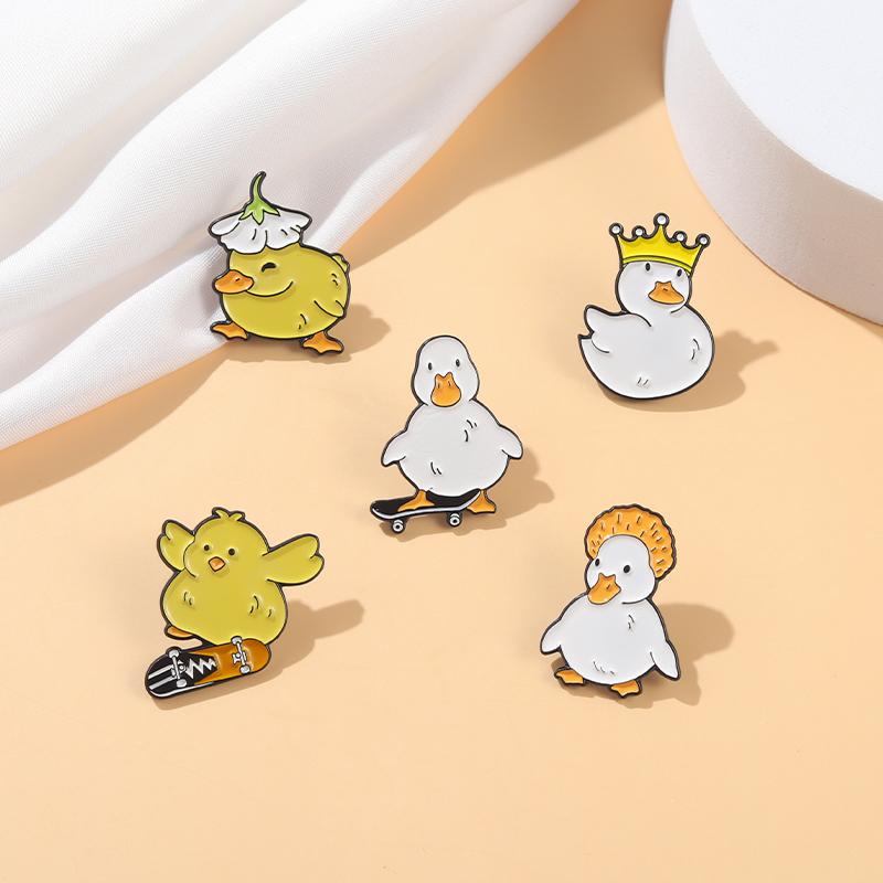 Liebevoller Tier Emaille Pin Custom Unartig Skate Gans Ente Huhn Brosche Tasche Revers Pin Cartoon Lustige Anstecknadel Schmuck Geschenk für Kind