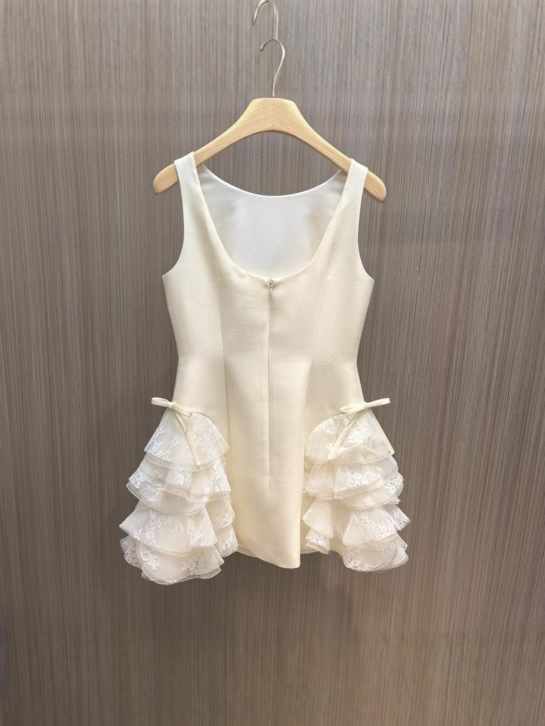 2026 Frühling Ärmelloses Spitzen-Patchwork Weißes Trägertuchkleid: Schmal geschnitten, Kurzer Rock, Rüschen- & Schleifendesign für Damen