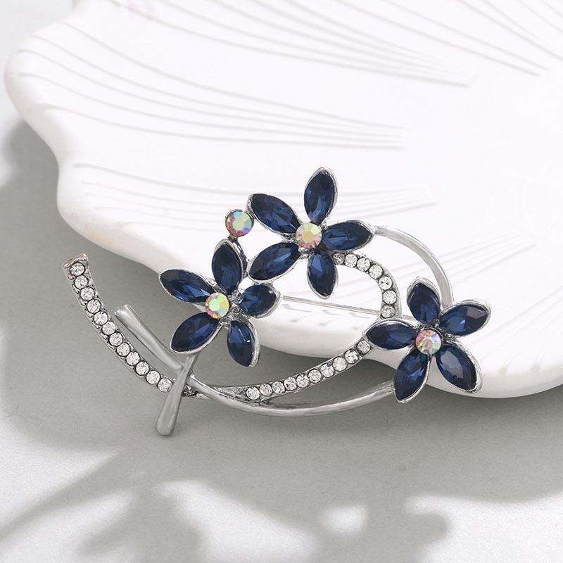 Broșă Florală de Lux cu Strasuri în Stil Coreean - Pin Elegant pentru Guler de Damă