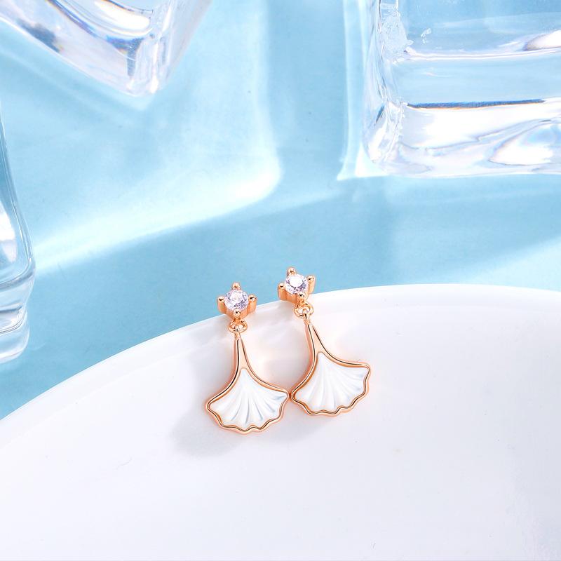 Sansheng Has Apricot Ginkgo Leaf Stud Earrings, Female Mori Small Fresh and Fashionable Versatile White Fritillary Earrings.