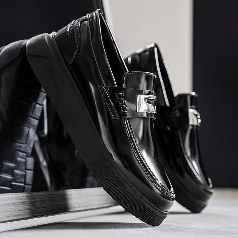 Mocassins décontractés à enfiler tendance Chaussures en cuir brillant pour hommes Chaussures de soirée de mariage tendance Chaussures plates de créateur pour hommes 2025 Nouveauté