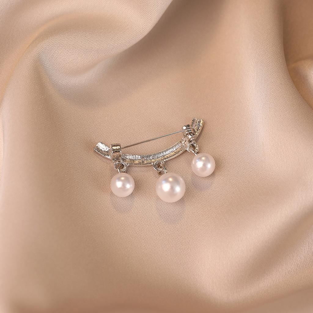 Silver pearl smiley face anti-light brooch light luxury pin anti-light buckle versatile corsage clothing accessories