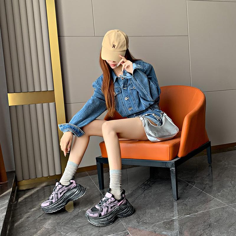 Super fire inner height increase women's shoes 2025 popular new 8cm not tired feet domestic autumn and winter fashion commuter platform shoes