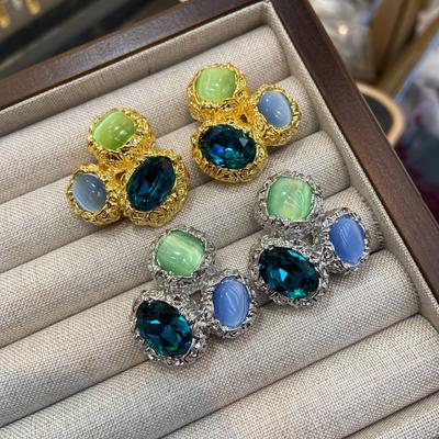 French Retro Oval Opal Stud Earrings Copper Gold-Plated Color-Retaining Super Flash Egg-Shaped Gemstone Earrings.