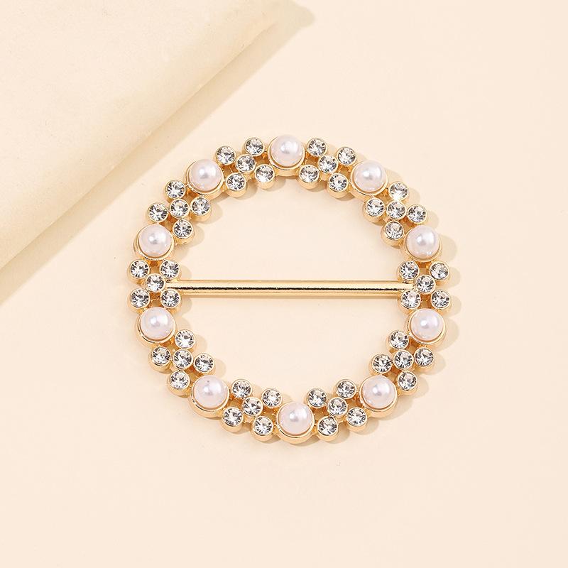 

Ring Inlaid with Pearls and Rhinestones Metal Silk Scarf Buckle for Women’s Fashion Versatile Clothing Scarf Decorative Buckle золотий