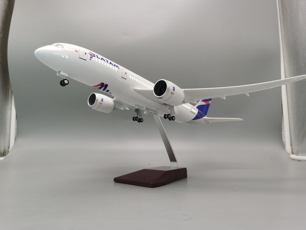 Model Plane B787 LATAM Airline Aircraft Models Airplane Resin Plastic With Lights With LED Light For Collection Or Gift (no LED)