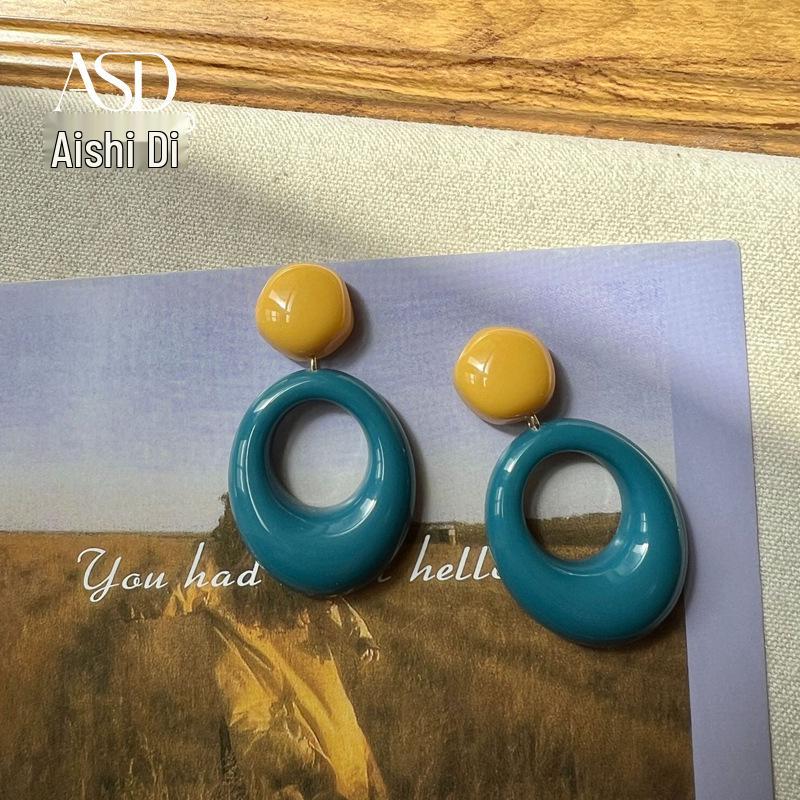 Hong Kong Style Retro Polka Dot Earrings: Playful Red Ear Clips for Girls and Women